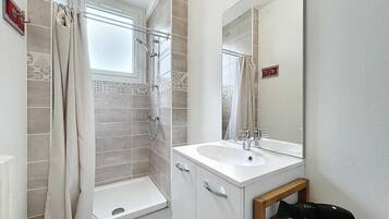 Een douche, een haardroger, handdoeken