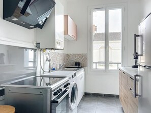 Réfrigérateur, four à micro-ondes, un four, surface de cuisson