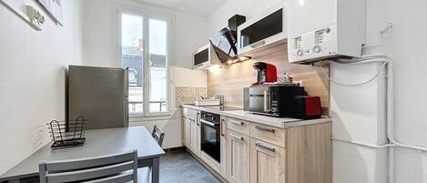 冷蔵庫、電子レンジ、オーブン、コンロ