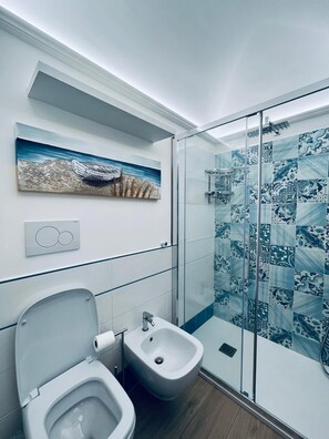 Dusche, Haartrockner, Bidet, Handtücher