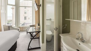 Dusj, hårføner, håndklær og sjampo