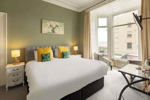 Desk, iron/ironing board, WiFi, bed sheets