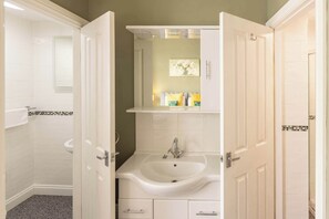 Dusj, hårføner, håndklær og sjampo