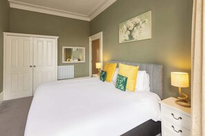 Skrivebord, strykejern/-brett, wi-fi og sengetøy