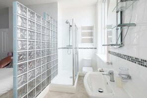 Dusj, hårføner og håndklær