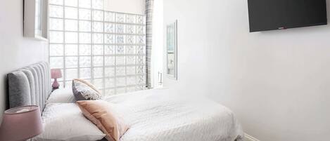 办公桌、熨斗/熨衣板、床单