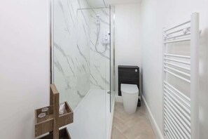 Dusj, hårføner og håndklær