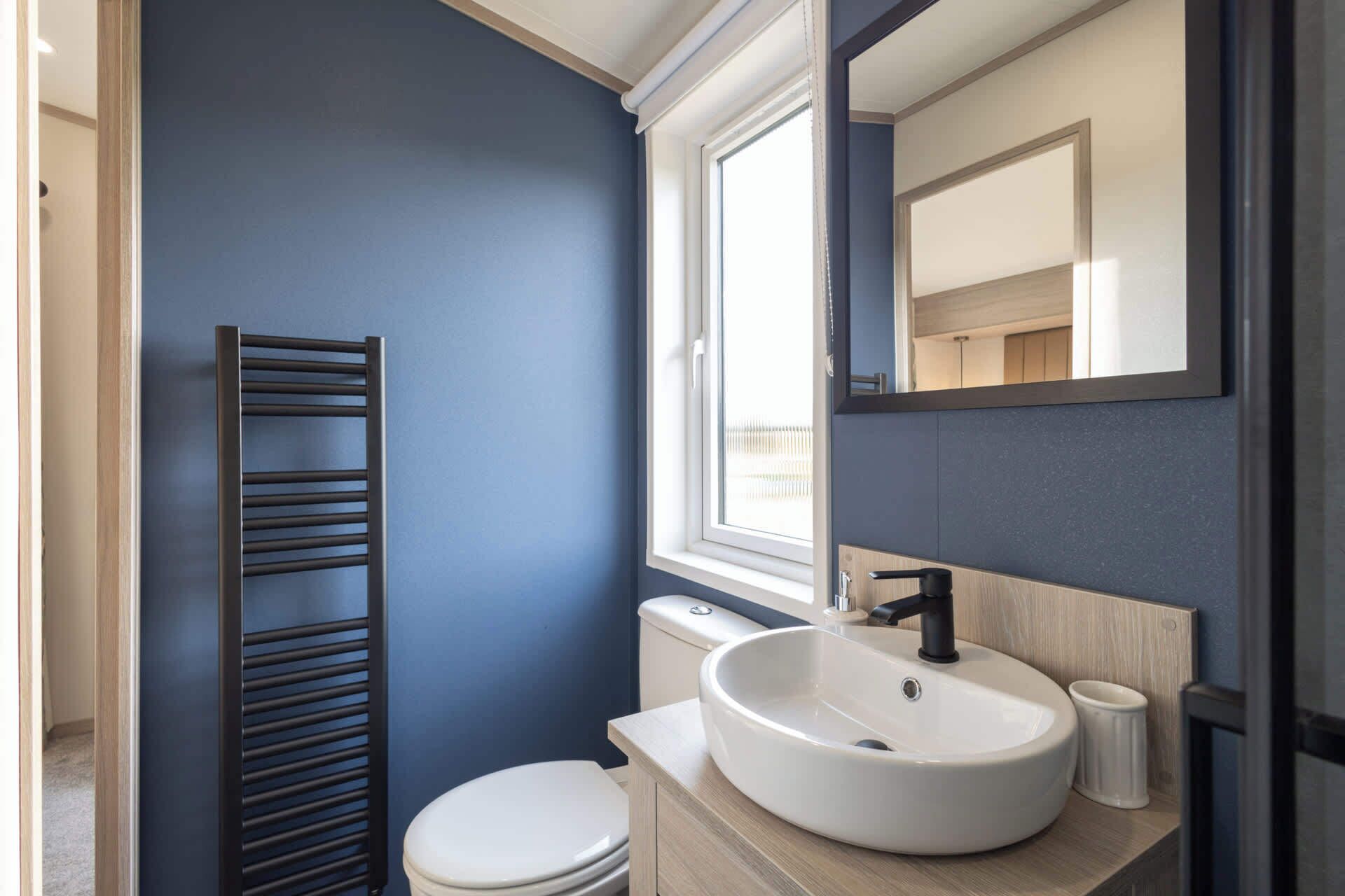 Douche, serviettes fournies, shampoing