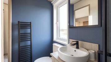 Douche, serviettes fournies, shampoing