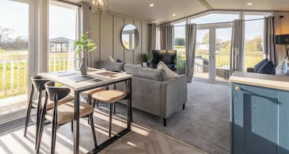 Host & Stay | Riverwood, Ashdown Retreat