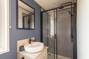 Douche, serviettes fournies, shampooing