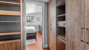 A bedroom with a bed, a wardrobe, and a closet. - Bluebird Day - Lakewood Cottage in Bend with 2 beds, perfect for 4 guests. (Bend)