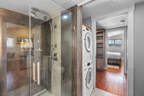 Shower, hair dryer - Bluebird Day - Lakewood Cottage in Bend with 2 beds, perfect for 4 guests. (Bend)