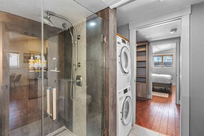 Douche, sĂšche-cheveux, serviettes fournies