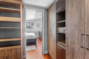 2 bedrooms, iron/ironing board, free WiFi, bed sheets - Bluebird Day - Lakewood Cottage (Bend)