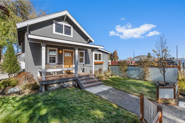 Exterior - Bluebird Day - Lakewood Cottage (Bend)