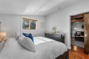 2 bedrooms, WiFi - Bluebird Day - Lakewood Cottage in Bend with 2 beds, perfect for 4 guests. (Bend)
