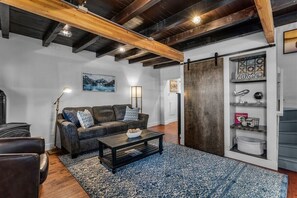 TV, fireplace - Bluebird Day - Lakewood Cottage in Bend with 2 beds, perfect for 4 guests. (Bend)