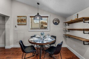 Dining - Bluebird Day - Lakewood Cottage in Bend with 2 beds, perfect for 4 guests. (Bend)