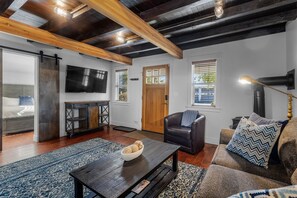 Smart TV, fireplace - Bluebird Day - Lakewood Cottage (Bend)