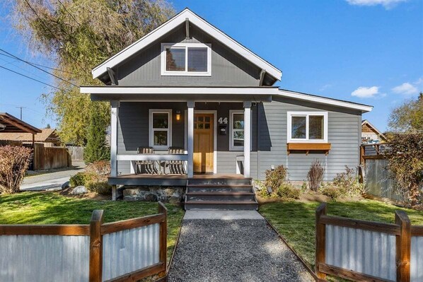 Exterior - Bluebird Day - Lakewood Cottage in Bend with 2 beds, perfect for 4 guests. (Bend)