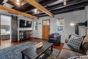 TV, fireplace - Bluebird Day - Lakewood Cottage in Bend with 2 beds, perfect for 4 guests. (Bend)