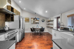 Fridge, microwave, oven, stovetop - Bluebird Day - Lakewood Cottage (Bend)