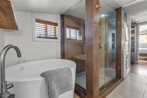 Shower, hair dryer - Bluebird Day - Lakewood Cottage in Bend with 2 beds, perfect for 4 guests. (Bend)