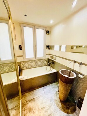 Hair dryer, towels, soap, toilet paper - Charming 2-bedroom loft in brilliant Paris next to Gare du Nord Montmartre (Paris)