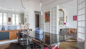 Interior - CLASSIC PARISIAN STYLE LOCATED NEXT TO THE HISTORIC LOUVRE AT RUE DES HALLES (Paris)
