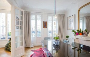 Interior - CLASSIC PARISIAN STYLE LOCATED NEXT TO THE HISTORIC LOUVRE AT RUE DES HALLES (Paris)