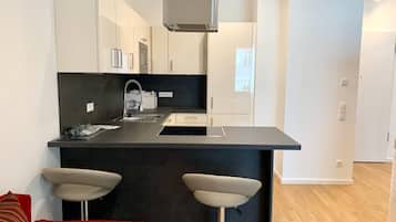 Coffee/tea maker, fridge, microwave, oven