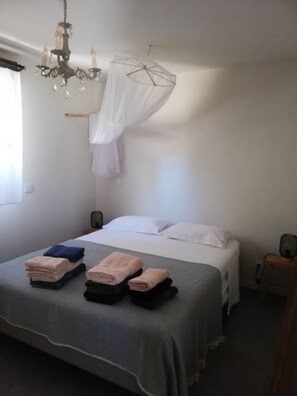 2 habitaciones, tabla de planchar con plancha, wifi y ropa de cama 