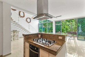 Fridge, microwave, oven, stovetop - Casa Lula, 5-BR Getaway in Riviera Maya (Playa del Carmen)