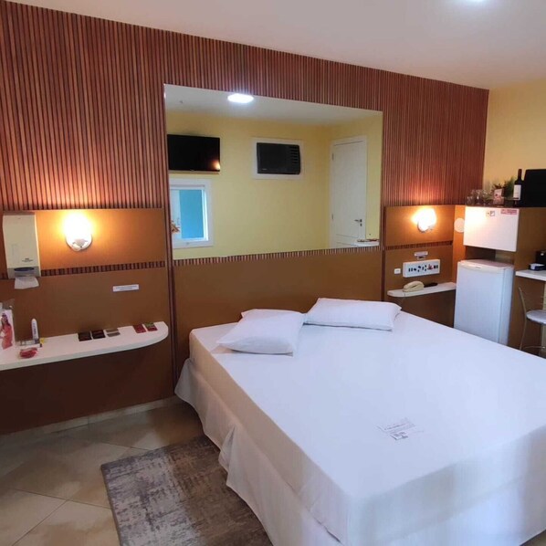 Economy kamer, 1 twee- of 2 eenpersoonsbedden | 1 slaapkamer, een minibar, een bureau, een laptopwerkplek