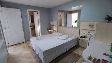 Frigobar, escrivaninha, espaço de trabalho para notebook