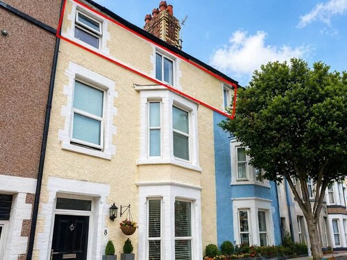 Central 2-Bed Apartment | 5 Min to Beach