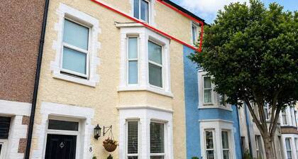 Central 2-Bed Apartment | 5 Min to Beach