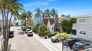 Property grounds - Newly Renovated Apt #2 w/ Parking Close to Beach (Hollywood)