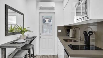 Refrigerador, microondas y parrilla de estufa