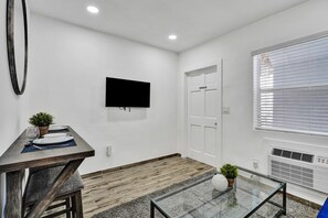 Dining - Newly Renovated Apt-unit #1 Close to Beach (Hollywood)