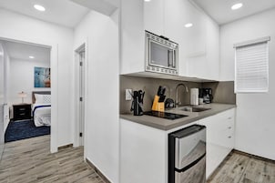Refrigerador, microondas, placa de cocina