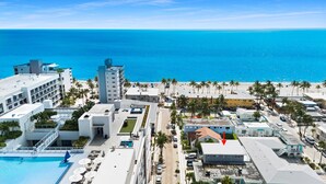 A coastal hotel with a swimming pool, a beach, and a view of the ocean. - Newly Renovated Apt-unit #1 Close to Beach (Hollywood)