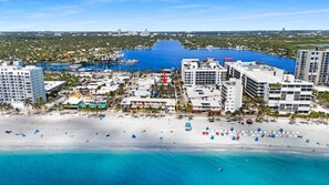 On the beach - Renovated Apt -unit #3 / Close to Beach w/ Parking (Hollywood)