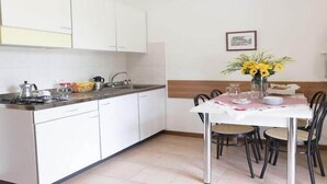 Coffee/tea maker, fridge, microwave, stovetop - Residence Piani di Clodia, Lazise (Lazise)