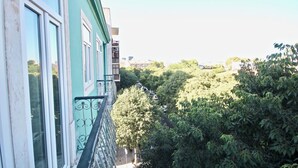 A building with large windows and a balcony. - Bluebell Duplex Apartment, Anjos, Lisbon (Lisboa)
