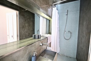 Ducha, secador de pelo, bidé y toallas