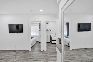 2 chambres, fer et planche à repasser, draps fournis