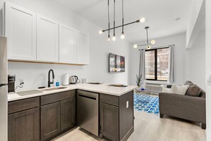 Fridge, microwave, oven, dishwasher - Relaxing King Studio | 15 Min EWR | Free Parking ! (Elizabeth)