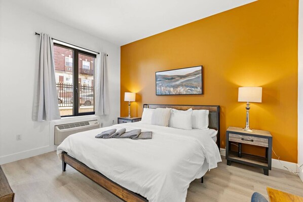 Desk, WiFi - Relaxing King Studio | 15 Min EWR | Free Parking ! (Elizabeth)